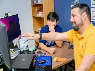 Advisor shows a UHD student course options on a monitor